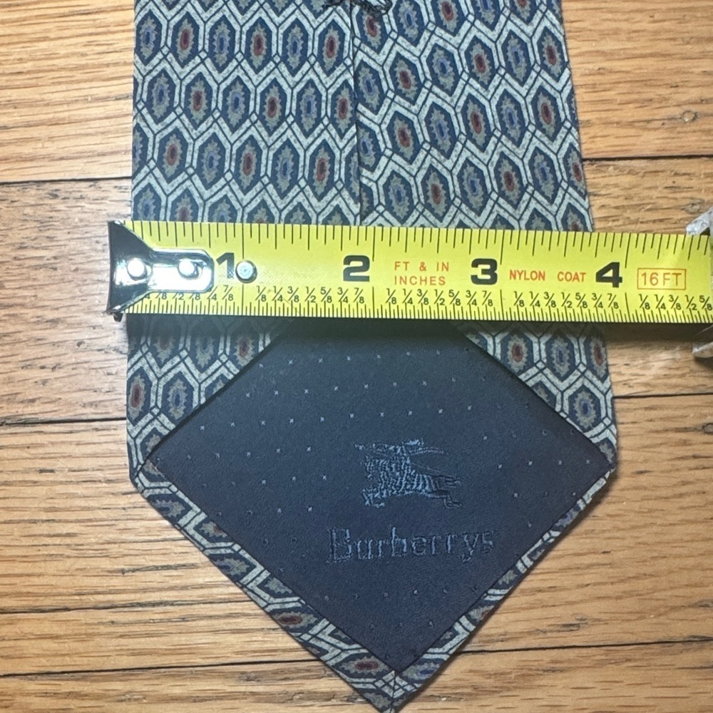 Vintage Burberry Navy and Beige Hexagonal Pattern Silk Tie - Picture 11 of 11